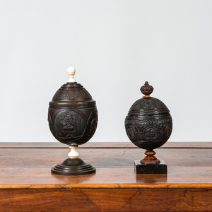 Deux bols couverts en noix de coco sculpté, travail colonial français, 19ème