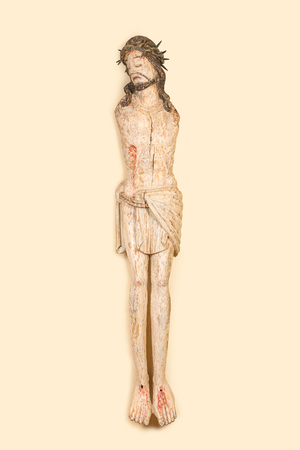 Grand Christ en bois sculpté et polychromé, probablement France, 15ème