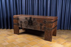 Un grand coffre allemand de type 'Stollentruhe' en bois aux montures en fer et en cuivre, Westphalie, 17ème