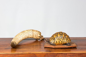 Une poire à poudre en corne sculpté et une boîte de tortue incrustée de différents types de bois, 19ème et 20ème