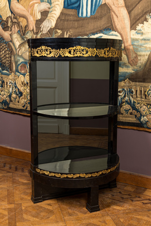 Armoire à liqueur demi-lune en bois noirci monté de cuivre doré au dos en miroir, 19ème
