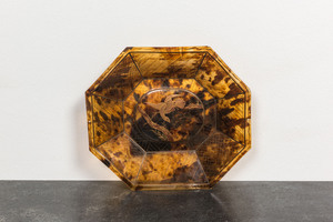 Une coupe de forme octagonale en écaille de tortue à décor laqué, Japon, Meiji, 19ème