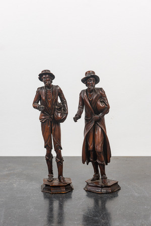 Deux sculptures en bois de tilleul représentant des mendiants, travail de la Forêt Noire, 19ème