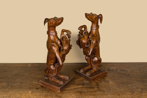 Une paire de lévriers en bois avec un bouclier, Angleterre, 19ème