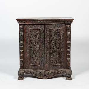 Un cabinet à deux portes anglo-indien en bois sculpté et ajouré, 19ème
