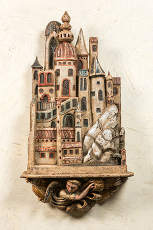 Een groot polychroom houten 'Jeruzalem' reliëf op een console met gevleugelde putto, 19e eeuw
