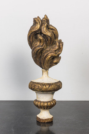 Un ornement en forme de torche en bois doré et peint, 18ème