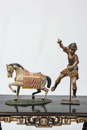 Deux figures en bois sculpté et polychromé d'un soldat romain et d'un cheval, 17/18ème
