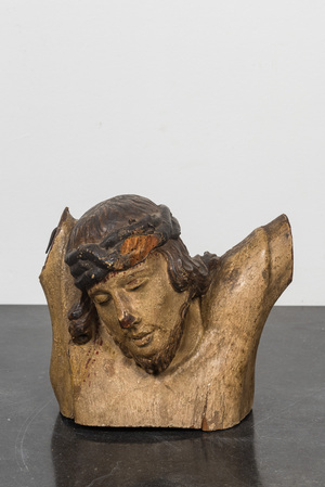Christ en bois sculpté et polychromé, 17ème