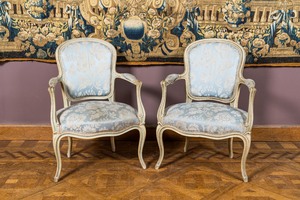 Une paire de fauteuils de style Louis XV en bois patiné, France, 20ème