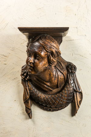 Console murale en bois sculpté figurant la tête d'une jeune fille, 17/18ème