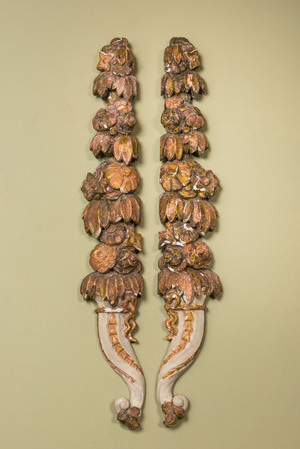 Une paire d'ornements en forme de cornes d'abondance en bois doré et peint, probablement Italie, 18ème