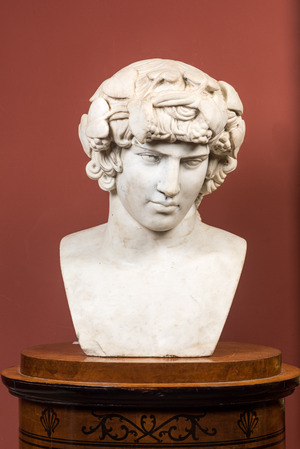 Important buste 'Grand Tour' d' Antinoüs comme Dionysos en marbre sculpté, Italie, 19ème