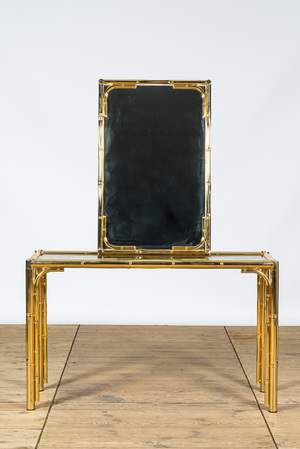 Een koperen Hollywood Regencystijl console met bijbehorende spiegel, Italië, 20e eeuw