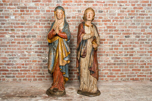 Twee grote polychrome en vergulde notelaren sculpturen van Maria Magdalena en Johannes de Doper, Zuid-Frankrijk of Noord-Italië, eind 15e eeuw