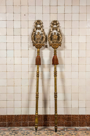 Paire de bâtons de procession en bois sculpté et doré figurant les saints Luc et Marc, 18ème