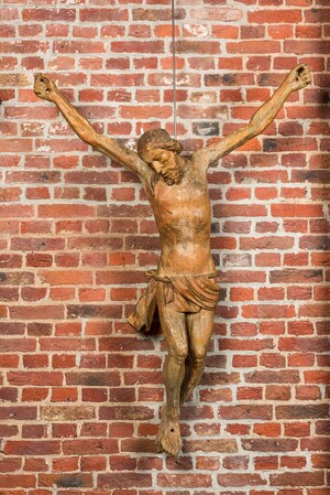 Grand Christ en bois sculpté avec traces de polychromie, fin du 16ème