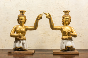 Een paar vergulde en gepatineerde houten damesfiguren, wellicht Italië, 18e eeuw