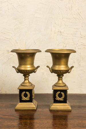 Une paire de vases de type Medici en bronze doré et patiné, France, 19/20ème
