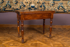 Table de jeux en bois à couverte rouge à l'intérieur, 19ème