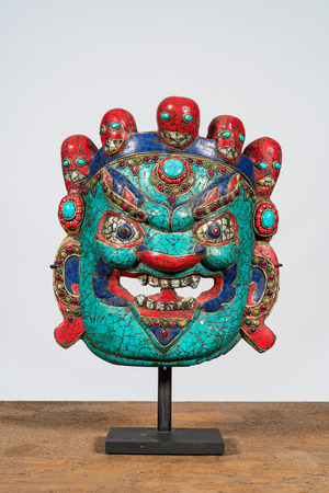 Masque de 'Mahakala' en bois laqué incrusté de pierres semi-précieuses, Tibet, 19/20ème