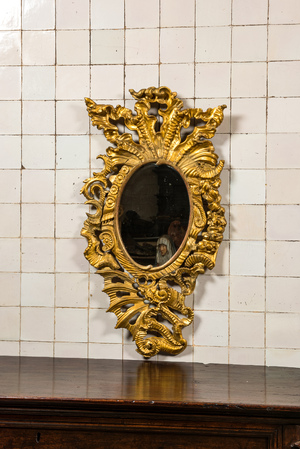 Miroir Rococo en bois richement sculpté et doré, 18ème