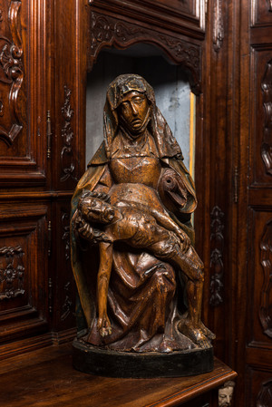 Vierge de Pitié en noyer sculpté avec restes de polychromie, Pays-Bas méridionaux, début du 16ème