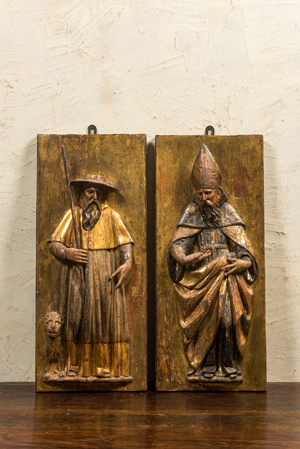 Een paar polychrome houten reliëfs met Sint-Antonius en een bisschop, 17e eeuw