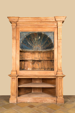 Armoire à niche demi-lune en bois partiellement doré, 18/19ème