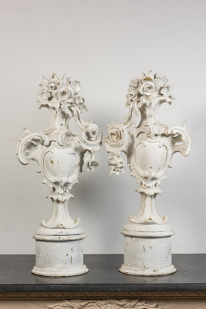 Paire de grands ornements en bois sculpté à patine blanche ornés d'un blason entouré de fleurs, 18ème