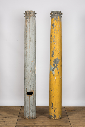 Twee industriële houten zuilen in geel en grijs beschilderd, 19/20e eeuw