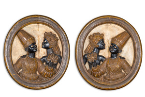Een paar Italiaanse ovale houten reliëfmedaillons met een Moors koppel, wellicht Venetië, 19e eeuw