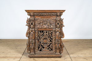 Een fraai gestoken houten reliëf met een deur, 16/17e eeuw