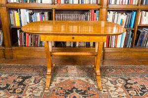 Een Duitse gefineerde biedermeier tafel met een lade, 19de eeuw