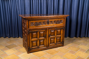 Commode en bois sculpté à deux portes et un tiroir, Espagne, 17ème