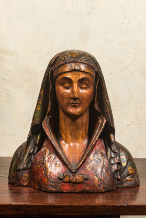 Buste de femme de style néo-gothique en bois à décor polychrome, France, 19ème