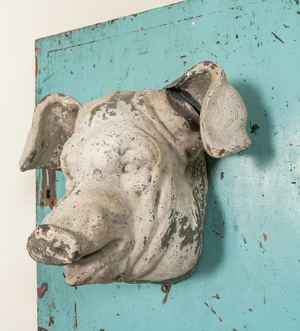 Tête de cochon à patine blanche montée sur une porte de cabinet à fond turquoise, 20ème