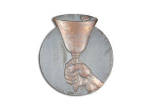 Plaque en bronze patiné et doré de style Art Déco figurant la main d'un sonneur de cloches, 20ème