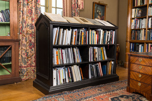 Een geëboniseerd houten boekenkast, 20e eeuw