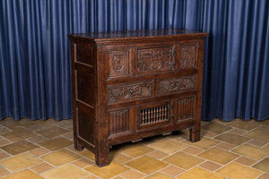 Buffet bas en chêne à deux portes et deux tiroirs figurant les outils de la passion et daté 1691, Flandres