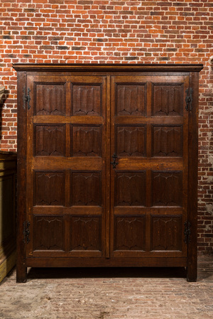 Armoire à deux portes en chêne aux panneaux en plis de parchemin, Flandres, 19ème aux éléments plus anciens