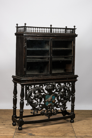 Cabinet de vitrine en bois noirci sur piètement armorié richement sculpté, Espagne, 19ème