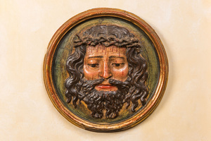 Een polychroom houten reliëfmedaillon met Christus met de doornenkroon, wellicht 17e eeuw