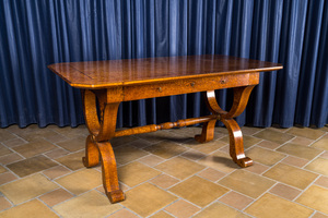 Een Duitse gefineerde houten Biedermeier tafel met marqueterie, 19e eeuw