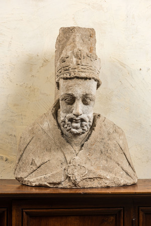 Buste d’évêque en pierre calcaire sculptée, France, 14/15ème