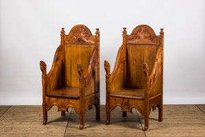 Paire de fauteuils en bois sculpté du style 'Arts and Crafts', Angleterre, 20ème