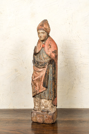 Saint évêque en chêne sculpté et polychromé sur un base avec écu, Flandres, vers 1500