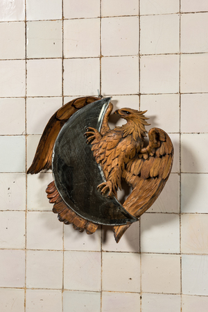 Miroir en forme de lune en cadran en tilleul sculpté en forme d'aigle dans le style de Viardot, 19/20ème
