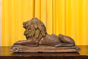 Un modèle d'un lion couché en bois polychromé, 19ème