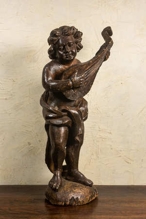 Grand putto jouant du luth en bois sculpté et patiné, 18ème